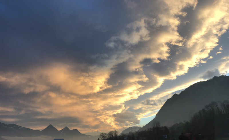 Übrigens: Heute Morgen stand das Ende des Föhnlochs direkt hier. Mittlerweile hat es grossräumig aufgerissen.