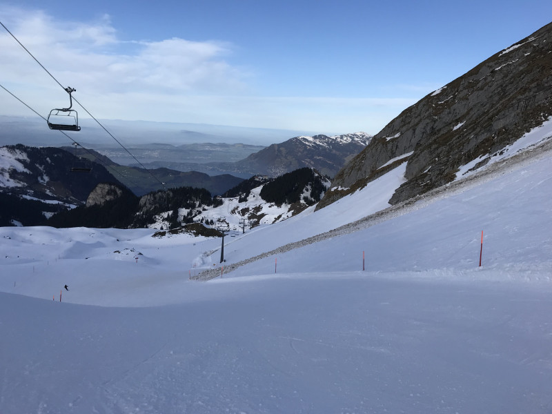 An der Chälen ist es etwas winterlicher, oben sowas ähnliches wie Pulver, weiter unten hart bis eisig
