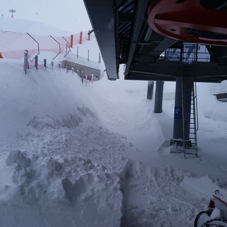 Bitte Füsse einziehen auf dem Sessel