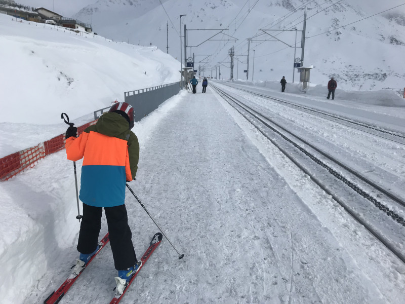 Dass man mit den Skiern bis aufs Perron fahren kann, fand mein Sohn natürlich besonders lustig.