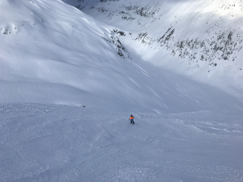 Auch die schwarze Piste am Oberalp war nun steinfrei. Generell hatte es auf der Sedruner Seite noch mehr Neuschnee und die Pisten waren etwas weich.