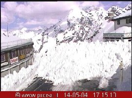 14.5.2004 - also letztes Jahr. Solche Schneehaufen hattens heuer (2 Wochen früher!) wohl nicht... links an den Fenstern = Schneehöhe 2004