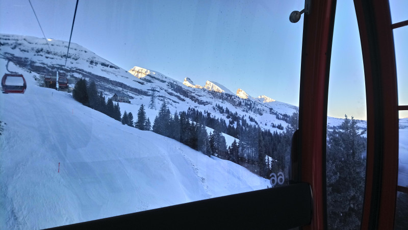 Blick auf auf die Churfirsten und die Trasse der Chäserruggbahn.