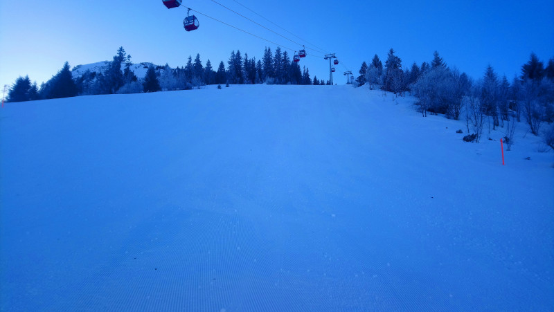 Unterwegs auf der wenig befahren schwarzen Piste