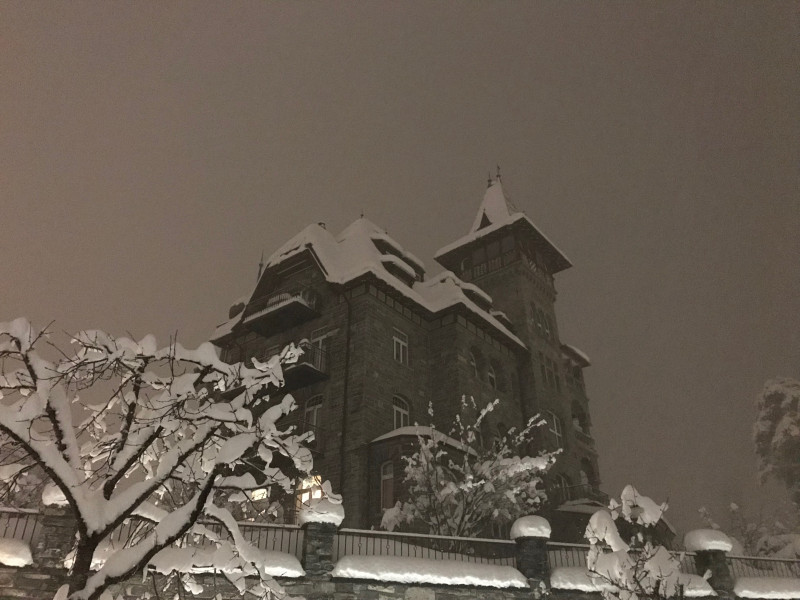 Wir wohnten in diesem Schloss (war damals ein Hotel, jetzt Appartementen). Seht so aus wie einem Geisterschloss.
