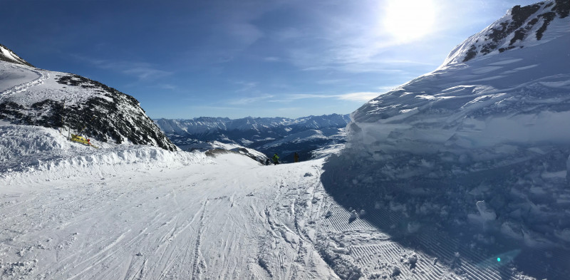 Als ich vor etwa zehn Jahre in Laax war, war die Sattelpiste ein Highlight. Letztes Jahr waren wir ein Tag in Laax, war die Piste aber geschlossen. Jetzt könnte ich dan endlich wieder durch dem Sattel fahren!
