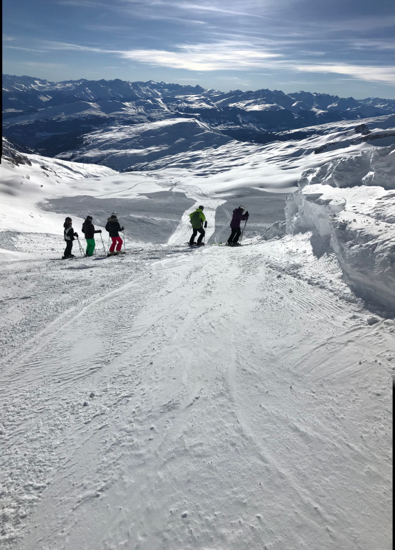 Auch hier ist gut zu sehen wie die Piste quer durch einer Lawine führt.
