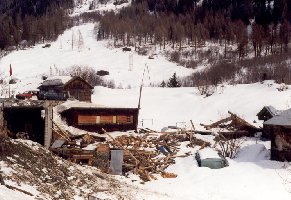 Zwei weitere zerstörte Scheunen und Ställe