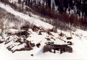 Dieses unbawohnte Haus wurde alleine vom Lufdruck umgehauen.