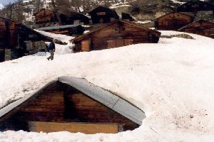 Die Hütte rechts von meinem Vater konnte man mitte März kaum sehen.