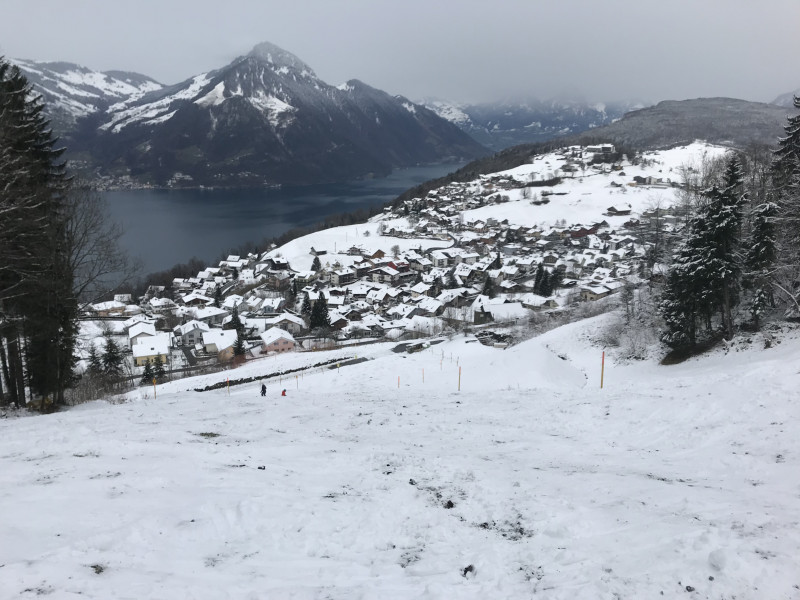 Dann aber wirds kritisch, vor allem weil schon zahlreiche Leute runtergefahren sind. Da kommt man kaum mehr ohne Gras-/Dreckkontakt durch.