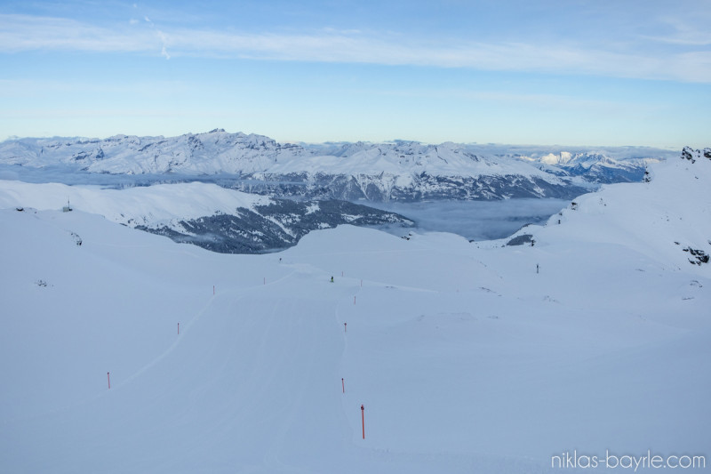 Im Tal hängt noch der Nebel.