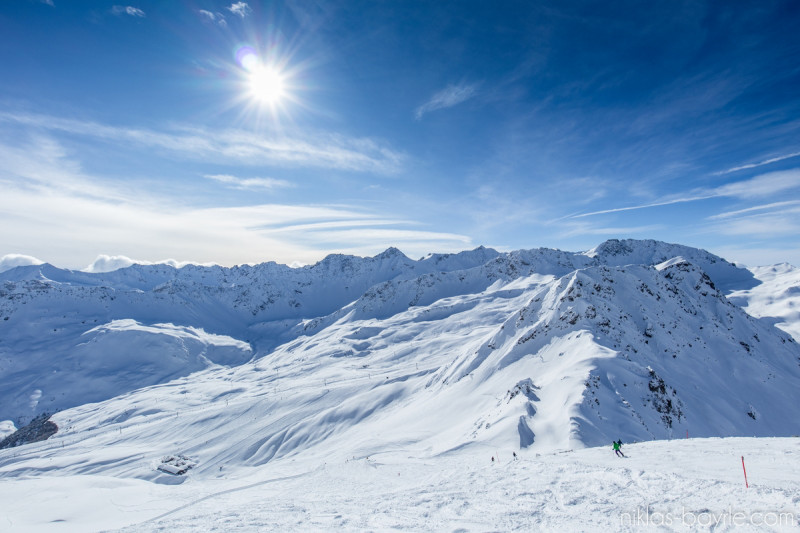 Auf der Carmennaberg-Carmennahütte hat man einen herrlichen Blick ins Skigebiet. <br />Skipiste schwarz, offen<br />Länge: 1500 m