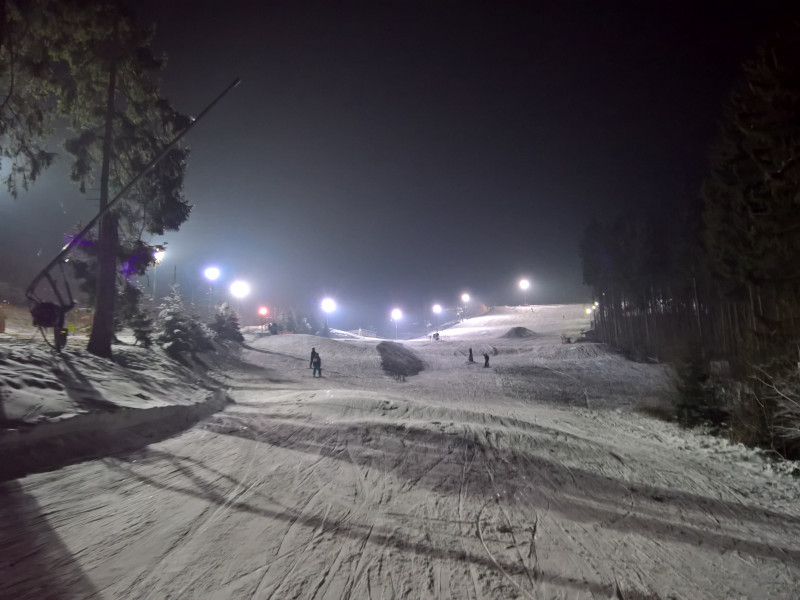 Bergwärts sieht man die Berge der Beschneiung gut