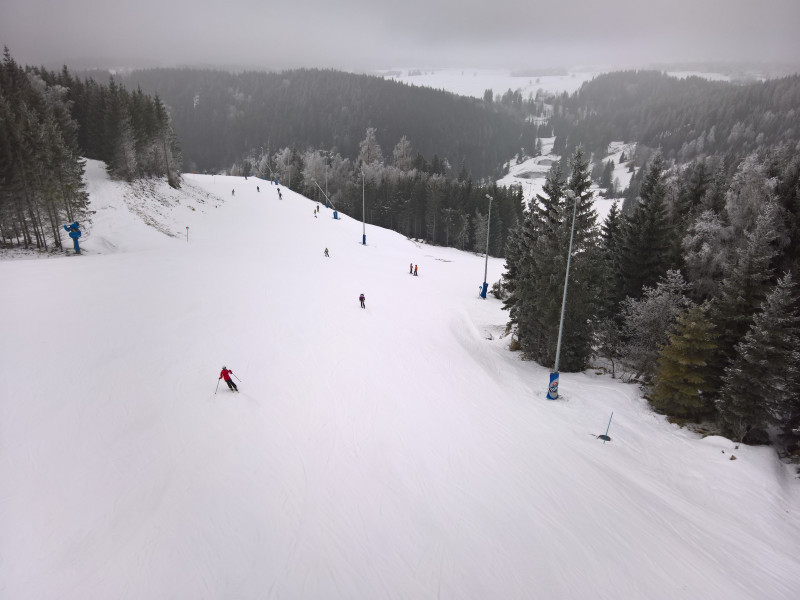 Standardblick talwärts auf die Gabelung der Pisten 1+2
