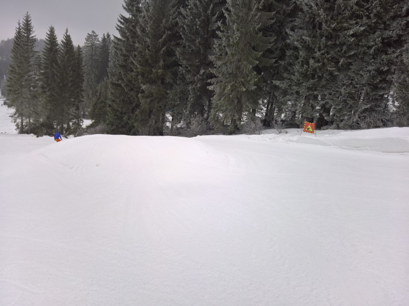 Warnschild vor Depots auf Piste 2