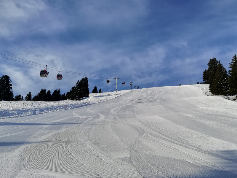 Dank den grossen Schneemengen wurden die meisten Schneelanzen auf der FIS-Piste bereits entfernt. Ein Hindernis weniger um die ganze Pisten auszunutzen.