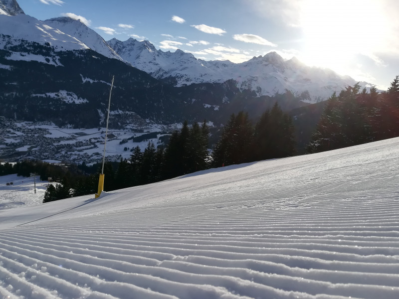 Einer der steilsten Hänge im Skigebiet, auch wenn er hier ziemlich flach wirkt. Im Naturschneebereich auf der linken Pistenseite perfekt zu fahren.