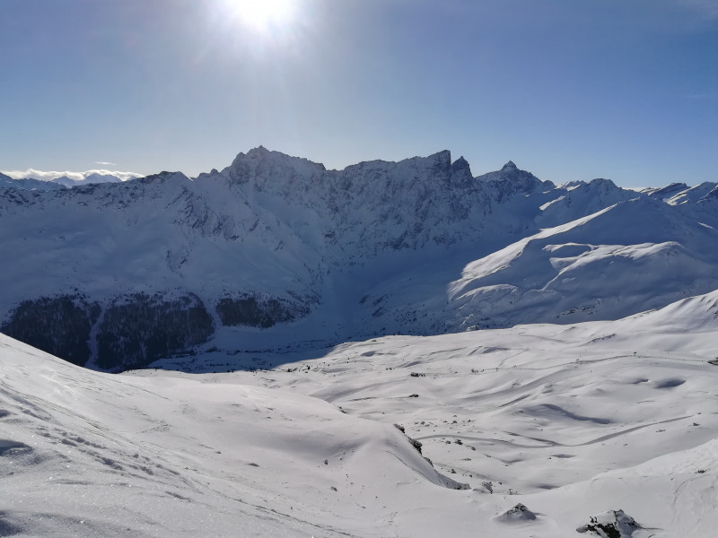 Auf dem Piz Martegnas wartet eine grandiose Aussicht in den Kessel von Radons.