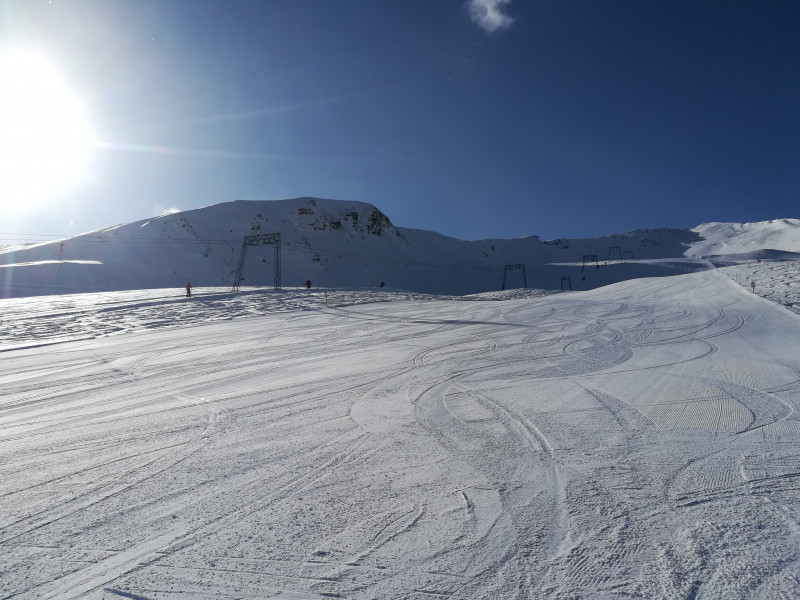 10:13 Uhr / Laritg: Trotz der frühen Stunde ist der Grossteil dieses Nordhangs bereits an der Sonne.