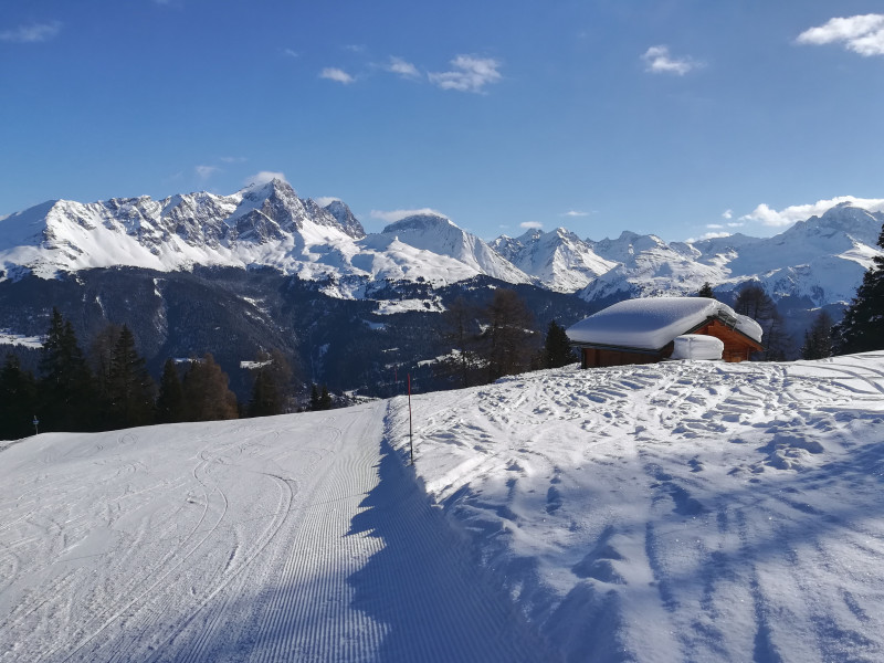Eine ordentliche Schicht Schnee liegt auf dem Dach dieses Hauses am Rand der Lai Lung.
