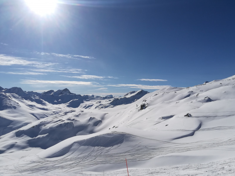 Die schöne Landschaft Richtung Süden liegt entlang der schwarzen Abfahrt noch näher.