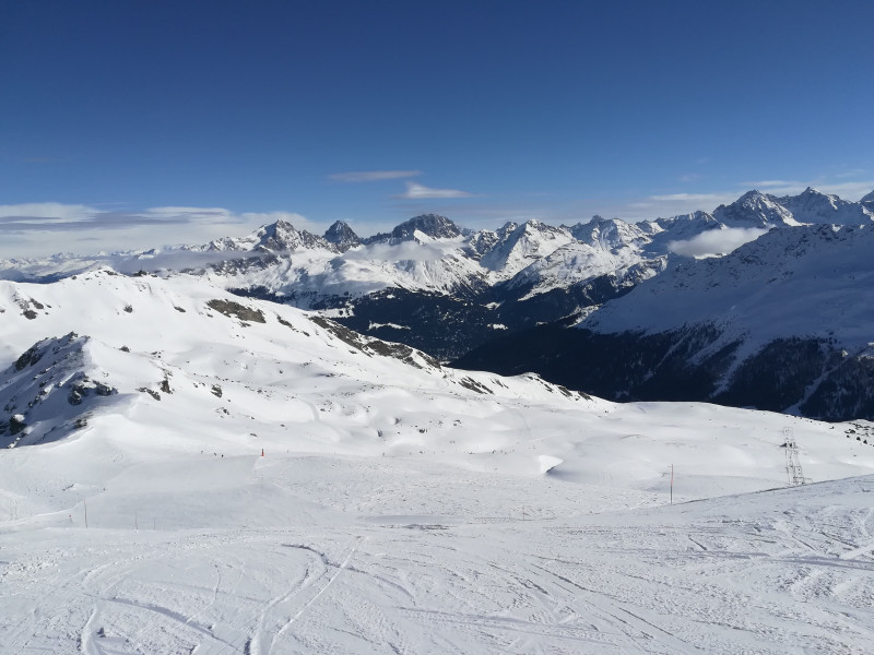 Panorama vom Piz Cartas Richtung Dorf hinunter.