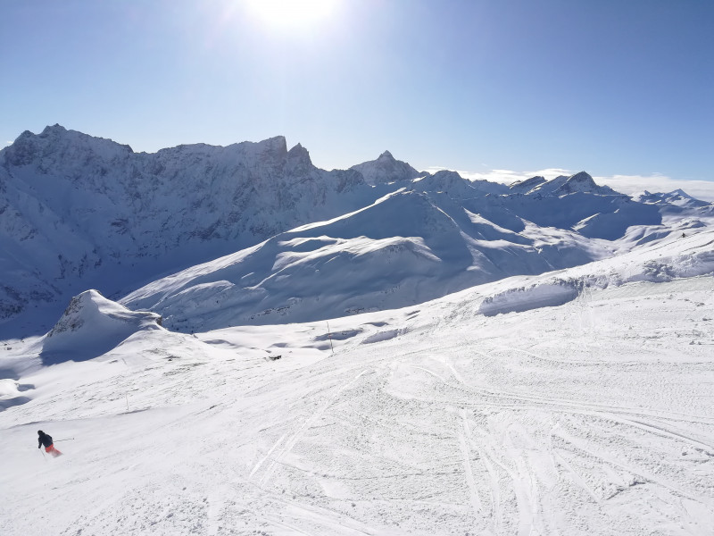 Auf der anderen Seite bleibt das Auge einmal mehr am Piz Mez hängen. Davor sieht man noch den Crest'Ota mit gleichnamiger Piste.