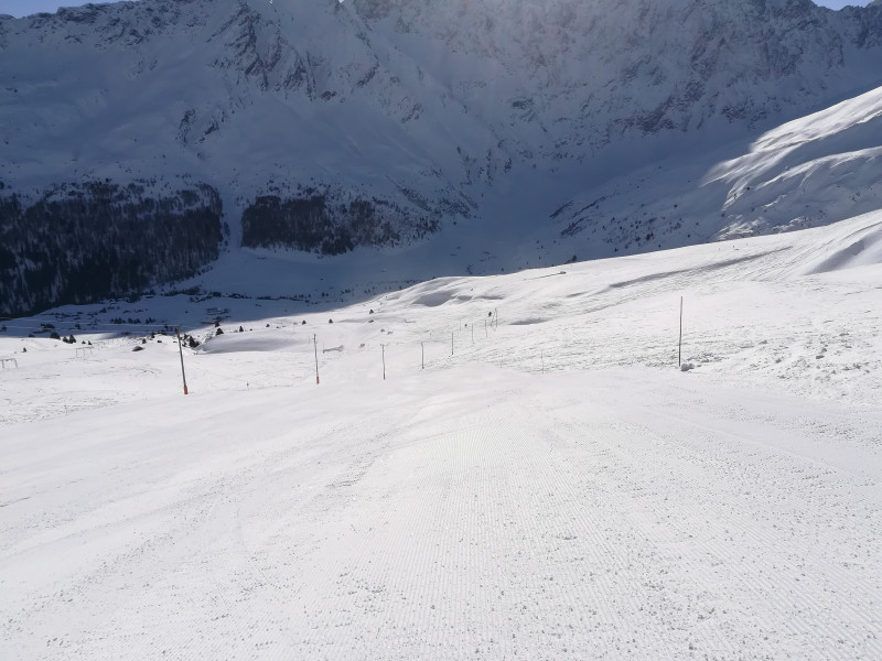 Auf der roten Tiem: Hier findet man noch eine leere Piste, auch wenn es auf den anderen Pisten schon einige Leute hat.