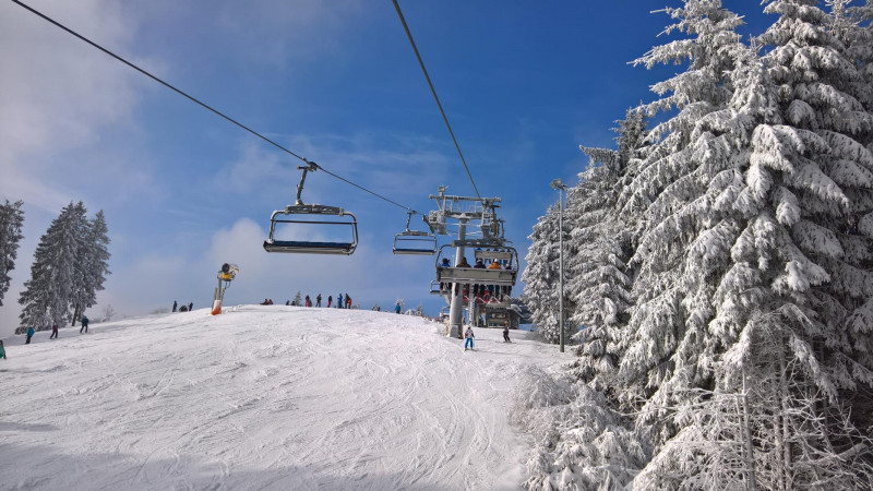 Ab Mittag die Pisten leider recht ausgelutscht, wenn auch ohne Buckel.