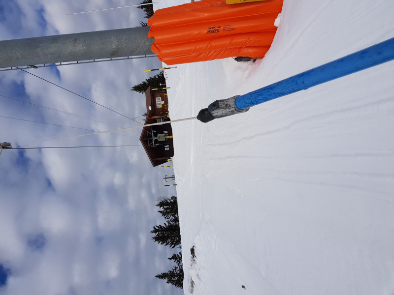 Blick auf die Bergstation des Obermatt-Lifts. Von hier führt ein Weg mit ziemlich Gefälle zur Piste rechterhand.