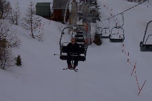 Skikoenig allein im Sessel