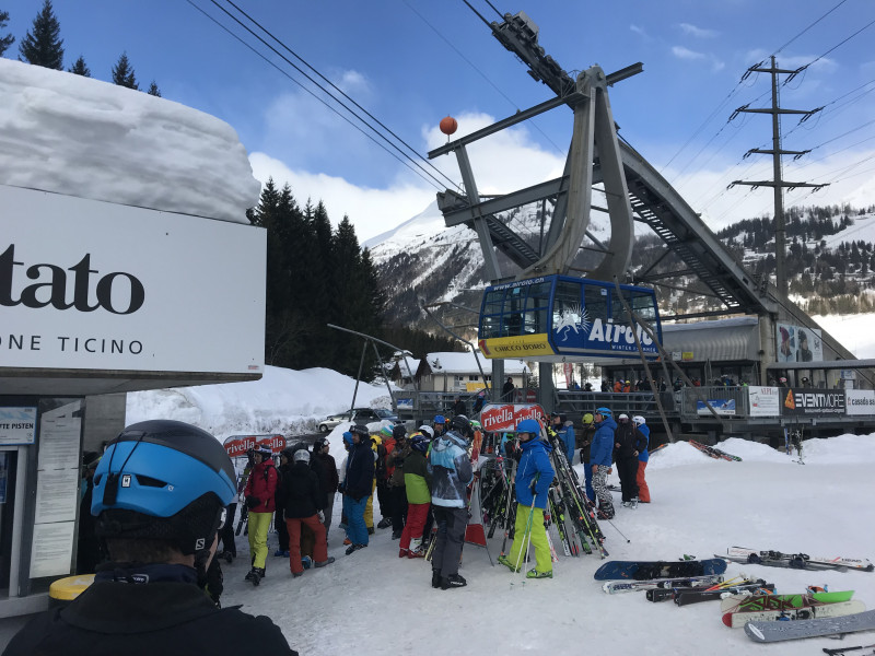 Warterei an der Kasse.