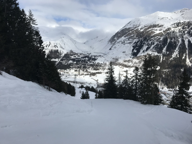 Zuerst die schwarze Talabfahrt. Reicht ja problemlos im 15min-Takt.