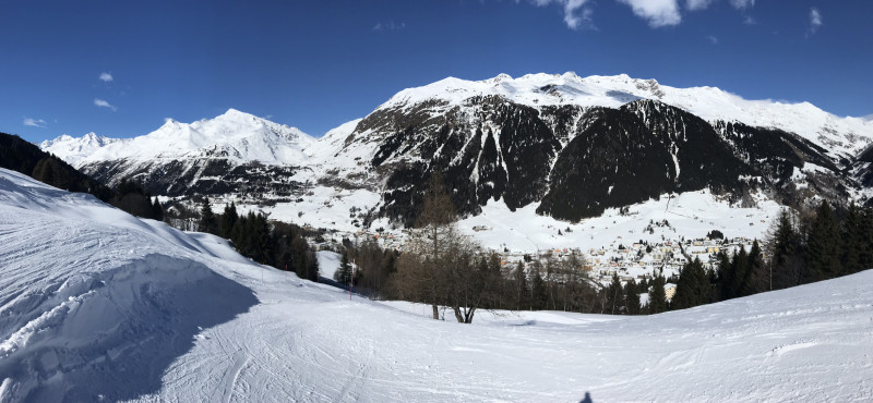 Etwas doof ist, dass man auf der roten Talabfahrt ein kurzes Stück durchs Dorf laufen muss. Und sie ist etwas hart.