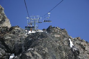 Einfach genieal, die Trasse der Rosael. Hier wurde beim Bau der Bahn der halbe Felsriegel weggesprengt!