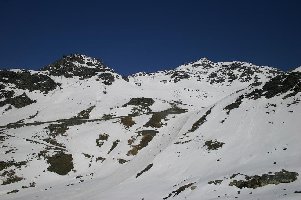 ... wenn man die blaue Gentianes nimmt, die in letzten Jahren aus einer raupenbreiten Strasse zur richtigen Carvingpiste (15 - 20 m breit) wurde.