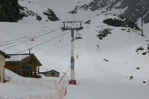 Rosaelle am Montag bei nicht so gutem Wetter. Die unteren 300 Pistenmeter werden bescheit, es gibt 3 Lanzen und 2 alte Propellerkanonen. Wenig, aber der Anfang ist gemacht!
