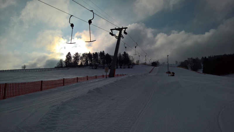 Morgens steht die Sonne fast noch zu tief für die Hänge am Ettelsberg.