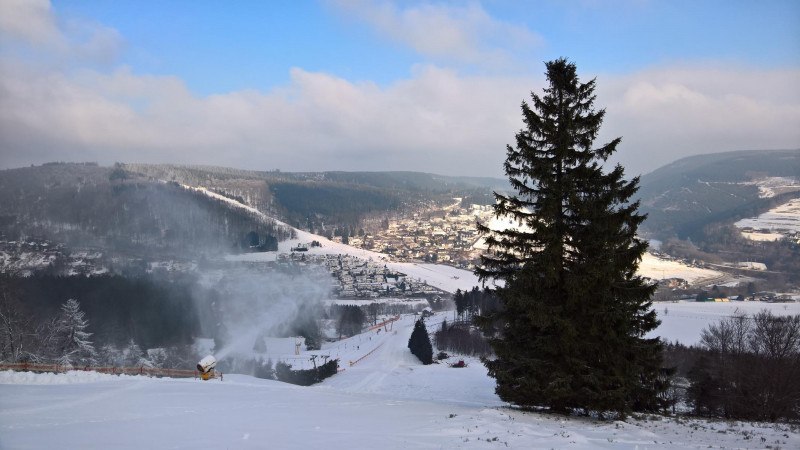 K2 wird mit 4 Kanonen beschneit. Reicht, aber dick ist die Schneedecke nicht.