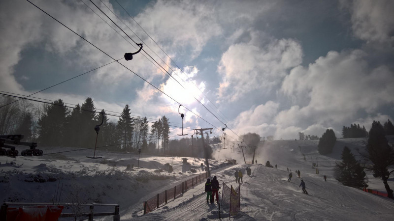 Die mit Abstand größte Menschenansammlung. Gut zu sehen: Rodung und Beschneiung am K2.