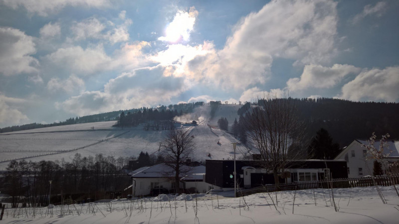 Ob hier auch mal eine KSB steht? Nervig ist der Wechsel so eher wegen des lahmen Anfängerlifts. Die zwei Straßen stören gar nicht so.