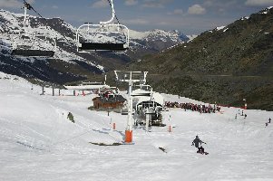Oben angesprochene Frechheit der SETAM: trotz Warteschlange bleibt jeder zweite Sessel leer, weil der zweite Eingang gesperrt ist!!!