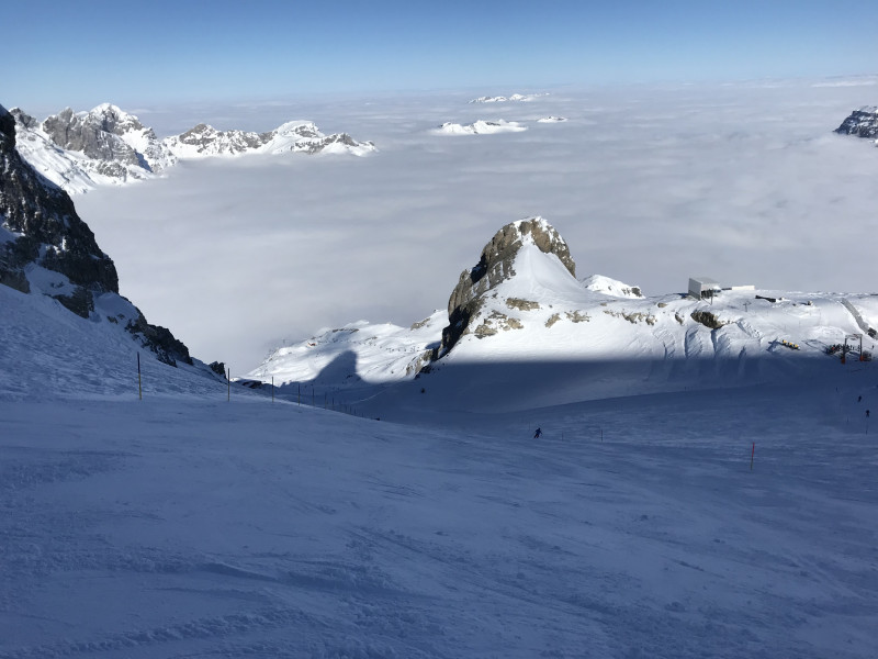 Wow, so viel Einsatz bin ich mir vom Titlis nicht gewöhnt: Eine direkte Variante zur Rotegg ist gemacht und die Rotegg erst noch auf fünf Bullyspuren präpariert! So sollte es immer sein.