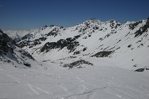 ... vor uns nur noch ein flaches Tal mit sehr pappigen Schnee. Eine Raupenspur würde hier das Leben eines Skifahrers leichter machen!