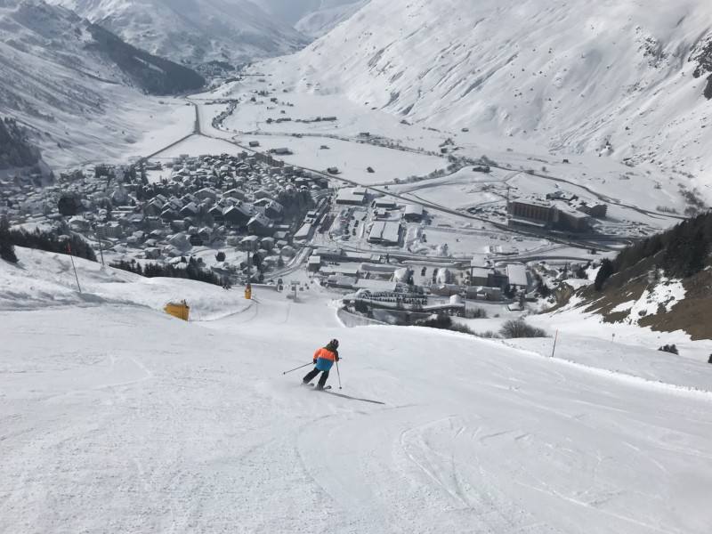 Die schwarze Talabfahrt war mittags noch sehr gut, um 16 Uhr dann aber etwas abgefahren und abgeblasen.