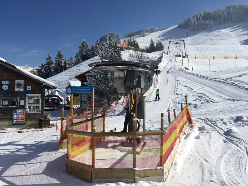 Skilift Wirzweli, Zubringer und Übungslift. Hier überlegt sich scheinbar das nahe gekegene Restaurant, den Lift wegen der Skischule und der damit verbundenen Frequenzen zu übernehmen.
