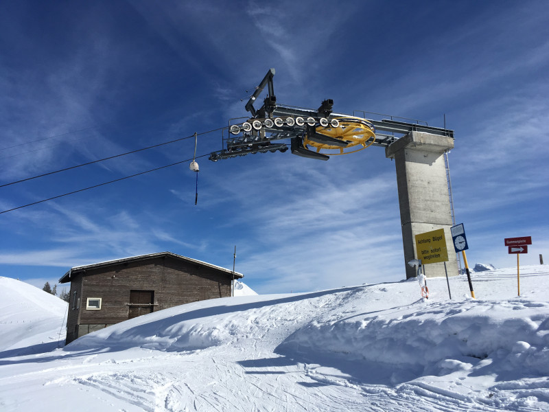 Die moderne Bergstation trübt die Freude am dem Lift etwas. In den 1990ern stand hier noch ein GMD-typiscger Seilscheibenausstieg.