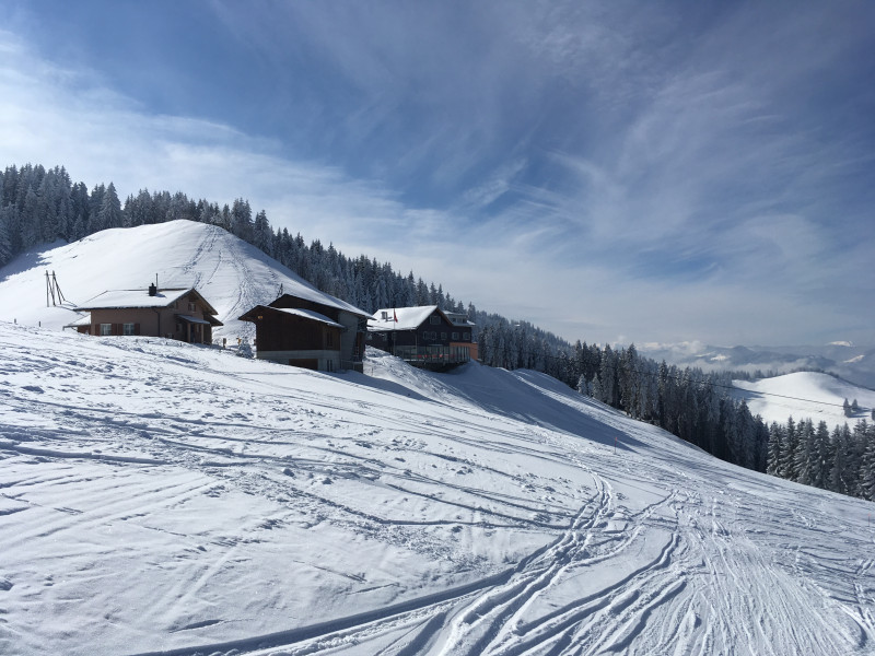 Gebäude auf dem Gummen inkl. Seilbahn-Bergstation.