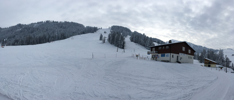 Blick auf den Skihang kurz vor der letzten Fahrt, das Wetter hatte zugezogen.